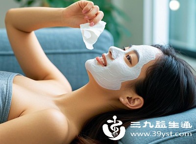 月子期护肤遵循“极简、温和、补水”原则，优先选择成分简单的纯补水、保湿修复类面膜，无香精、无酒精、无刺激性添加剂，适配敏感肌与产后肤质