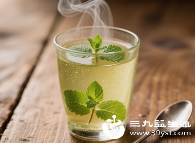 用无糖的薄荷叶泡水替代含糖饮料、奶茶、果汁等