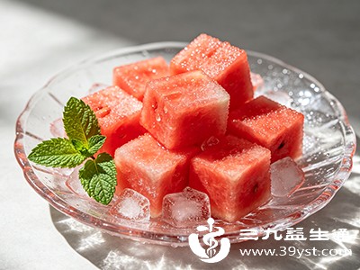 西瓜含有一定的碳水化合物，主要以果糖、葡萄糖为主