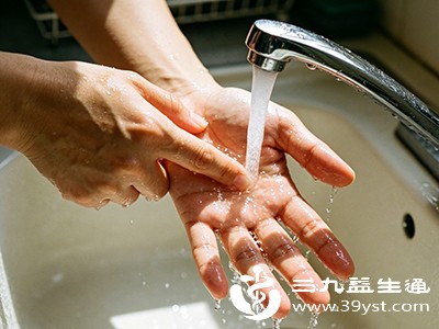 烫伤发生后，应立即用流动的冷水冲洗烫伤部位20-30分钟