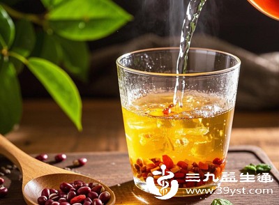 每天喝一杯温热的红豆薏米水，能帮助促进身体新陈代谢，排出多余水分，缓解身体沉重、腹部臃肿的情况