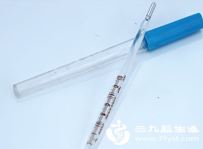 若体温未超38.5℃且精神状态良好，可先观察