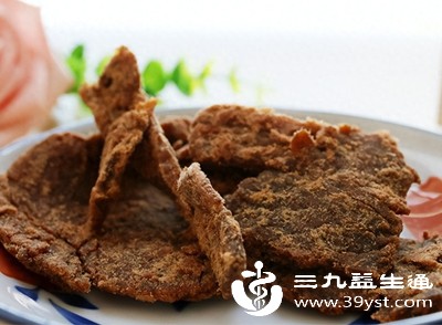 对于喜欢吃咸口的人来说，即食鸡胸肉和低脂牛肉干是绝佳选择，蛋白质含量高、脂肪含量低，一根就能吃很久，能有效缓解嘴馋