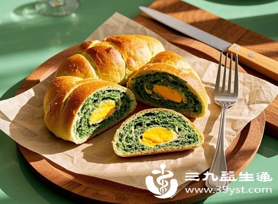 市面上很多全麦饼干、全麦面包，打着“健康”旗号，实则配料表第一位不是全麦粉，还添加了大量糖和起酥油，热量并不低