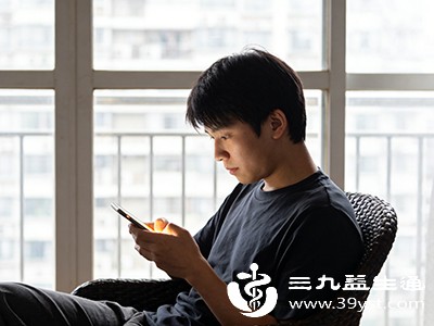 天天看手机、晒太阳 小心伤了眼睛里的“视力核心”——黄斑