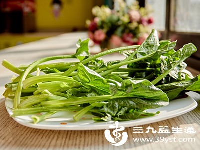多吃富含叶黄素、玉米黄质的食物，如菠菜
