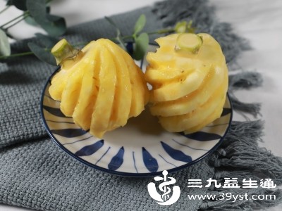 食用前最好将菠萝切块后放入淡盐水中浸泡30分钟左右