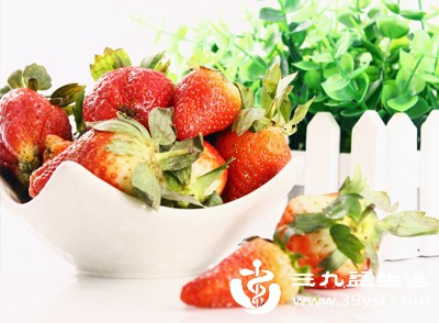 草莓含有丰富的维生素C、维生素E以及多种微量元素，酸甜可口，能增进孕妇食欲