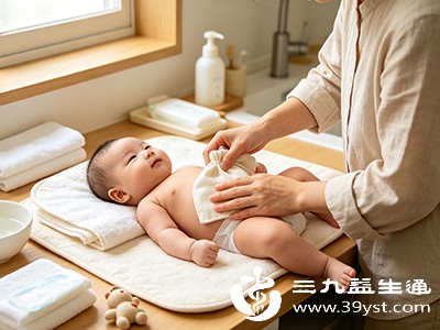 用温热的毛巾（温度以不烫为宜）敷在宝宝腹部