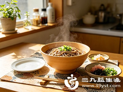 优先选择清汤煮荞麦面，搭配番茄、青菜、菌菇等蔬菜