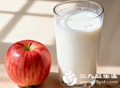 食用牛奶前先吃少量苹果