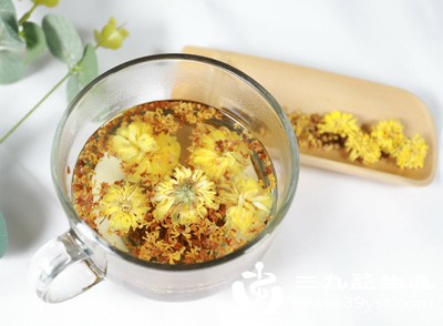 很多人觉得菊花性寒，虚火体质的人不能喝，其实不然——虚火体质的人不是不能喝，而是不能单独喝，需要搭配温性食材，中和寒性，才能温和调理