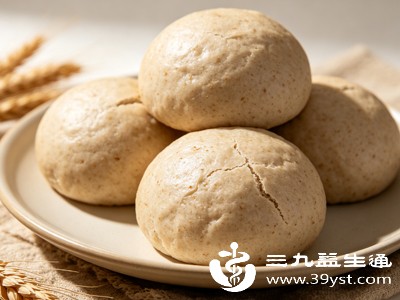 早餐吃1-1.5个全麦馒头，搭配鸡蛋、牛奶，为一天提供充足能量，避免上午饿肚子忍不住吃零食