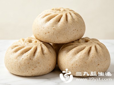 很多人买的全麦馒头，其实是“伪全麦”，配料表中普通面粉排在第一位，全麦粉只是辅助成分，热量和普通白馒头差别不大，吃多了一样会长胖