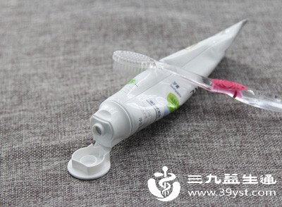 如果烫伤比较严重，需要就医治疗，涂在创面上的牙膏会覆盖伤口，遮挡烫伤的真实情况，让医生无法准确判断烫伤的深度和范围，进而影响治疗方案的制定