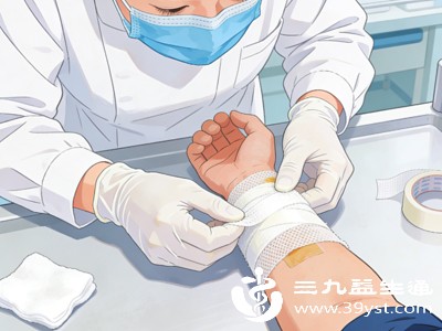 处理好伤口后，用干净、无菌的纱布或保鲜膜轻轻覆盖在烫伤部位，目的是保护创面，防止灰尘、细菌进入，减少感染风险