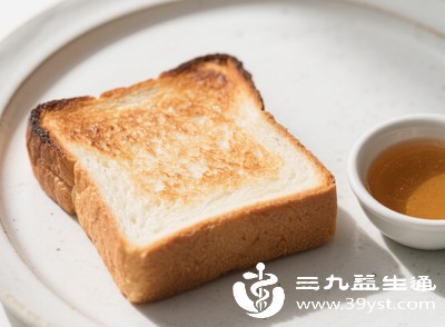 建议喝牛奶前，先吃一点主食，比如面包、馒头、燕麦，让营养更好地被吸收