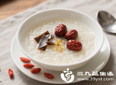 把阿胶融入粥里，是适合全家的吃法，温和不刺激，还能中和阿胶的滋腻感