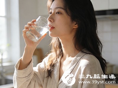 每日保证充足饮水量（约1500-2000毫升）