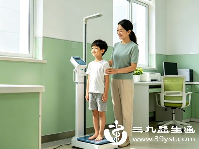 很多男生因为长期弯腰、驼背，看起来比实际身高矮3-5厘米，白白浪费了身高潜力