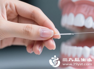 取出一卷牙线，截取约45-50厘米长的一段