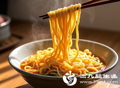 食用时坚持趁热吃、细嚼慢咽,温热的面条能温补脾胃、疏通胃气,充分咀嚼可以减轻肠胃研磨负担 食用时坚持趁热吃、细嚼慢咽,温热的面条能温补脾胃、疏通胃气,充分咀嚼可以减轻肠胃研磨负担