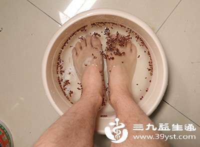 泡脚水温建议控制在40℃左右，以脚感温热舒适、不烫为宜，避免水温过高导致皮肤烫伤