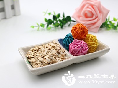 燕麦中的β-葡聚糖是一种可溶性膳食纤维，能有效降低胆固醇