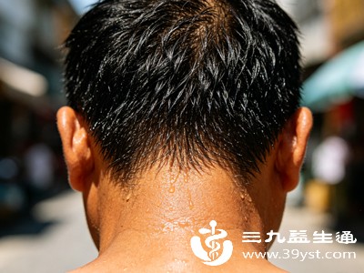 湿气淤堵头部，汗液排泄不畅，还容易导致头部闷热、反复长痘、头皮油腻，形成恶性循环