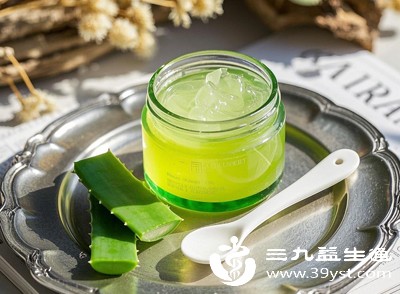也可以用新鲜的芦荟汁,涂抹在眉毛上,温和滋养皮肤和毛囊,助力眉毛生长,坚持使用效果更明显 也可以用新鲜的芦荟汁,涂抹在眉毛上,温和滋养皮肤和毛囊,助力眉毛生长,坚持使用效果更明显