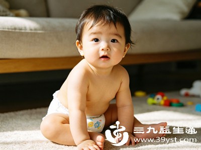 对于能翻身、爬行的宝宝，多让宝宝活动，比如练习翻身、爬行，或者帮助宝宝做蹬腿、屈膝动作，模仿“蹬自行车”，促进全身血液循环，带动肠道蠕动