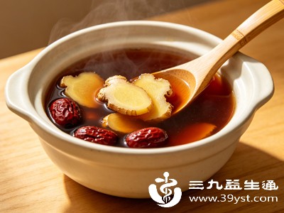 准备3-5片生姜、5-6颗红枣，红枣洗净去核，生姜洗净切片，一同放入锅中，加入适量清水，大火烧开后转小火煮15分钟，关火后放至温热，可根据喜好加入少量冰糖调味