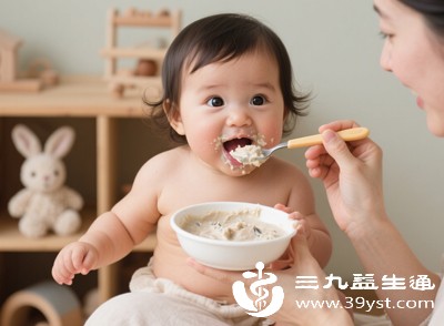 宝宝已经能清晰识别爸爸妈妈等亲近的人，看到亲人会主动微笑、伸手求抱抱，表现出明显的依赖感