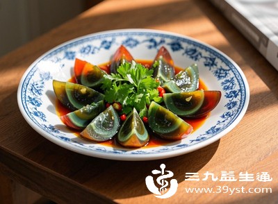 常见的碱性食材与调味品包含小苏打、食用碱、皮蛋、海带等