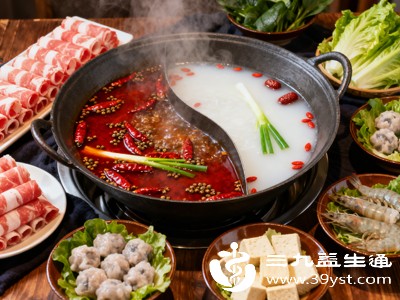辣椒、花椒、麻辣火锅、烈酒等辛辣刺激食物，会刺激肠胃黏膜，导致肠胃处于燥热、充血状态