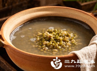 适合食用凉润清热食材，比如绿豆汤、冬瓜汤、雪梨水、菊花茶、金银花茶，帮助清除体内燥热