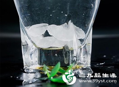 长期久坐、缺乏运动、贪凉喝冰水、爱吃甜食油腻，会导致脾胃生湿，痰湿淤积中焦，困住脾胃气机