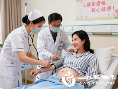 孕晚期胎儿体积增大、子宫膨隆，持续压迫盆腔和阴道部位，造成盆腔局部充血、血液循环加快，阴道黏膜通透性提升，分泌物代谢排出增多