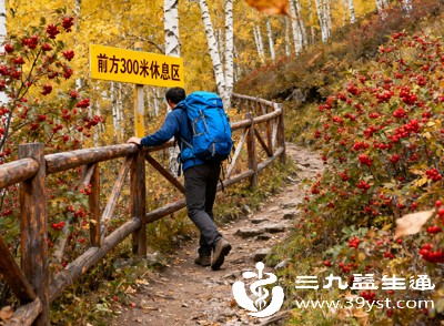 爬山前一定要热身5-10分钟,活动手腕、脚踝、膝盖等关节,拉伸腿部肌肉,避免运动中拉伤 爬山前一定要热身5-10分钟,活动手腕、脚踝、膝盖等关节,拉伸腿部肌肉,避免运动中拉伤
