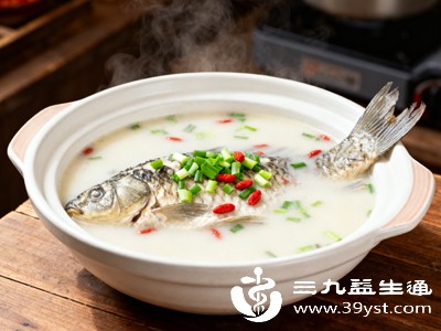 煎好鱼后,立即加入足量的沸水,水量要没过鱼身,最好高出鱼身2-3厘米,加沸水能让鱼肉中的蛋白质快速溶解,从而熬出奶白的浓汤 煎好鱼后,立即加入足量的沸水,水量要没过鱼身,最好高出鱼身2-3厘米,加沸水能让鱼肉中的蛋白质快速溶解,从而熬出奶白的浓汤