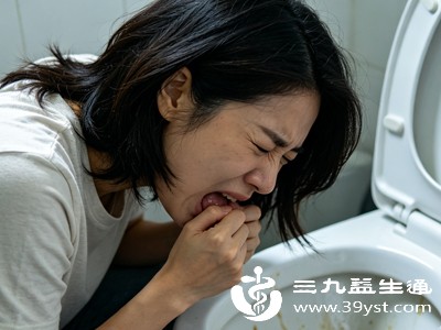 误食84后，切勿催吐，因为84具有腐蚀性，催吐会导致消化道黏膜二次损伤