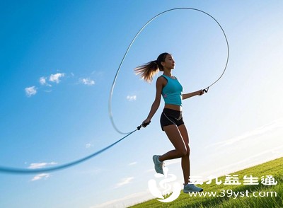 同时，搭配有氧运动，比如跑步、游泳、跳绳，每周坚持3-4次，每次30分钟以上，慢慢降低体脂率，胸部脂肪也会随之减少，达到缩小效果
