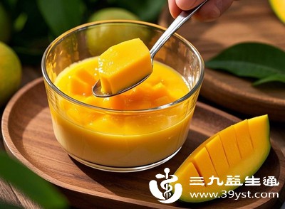 给九个月宝宝吃芒果，优先做成细腻的果泥，或切成比宝宝手指略细的小条，让宝宝自己抓着吃，锻炼咀嚼能力的同时，避免大块果肉呛咳