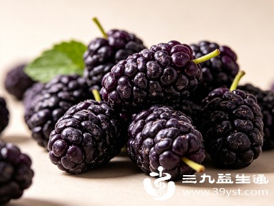 吃桑葚时,建议搭配一些富含蛋白质或膳食纤维的食物,比如一小把坚果、一杯无糖豆浆,这样能进一步延缓糖分吸收,让血糖更平稳 吃桑葚时,建议搭配一些富含蛋白质或膳食纤维的食物,比如一小把坚果、一杯无糖豆浆,这样能进一步延缓糖分吸收,让血糖更平稳