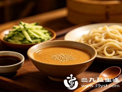 吃麻酱时可以用温水、清汤、生抽、醋等进行稀释,搅拌均匀后再食用 吃麻酱时可以用温水、清汤、生抽、醋等进行稀释,搅拌均匀后再食用