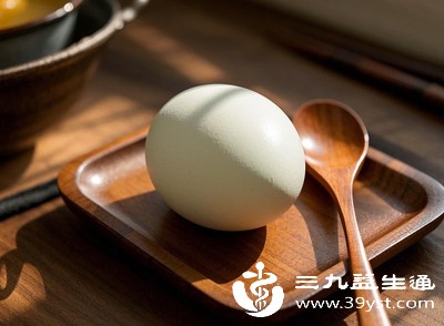 若孕妇本身患有妊娠期高血压、妊娠期糖尿病或高胆固醇血症，需谨慎食用鹅蛋