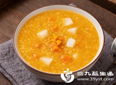 多吃小米粥、南瓜、山药等温和易消化的食物,帮助调理脾胃,减少湿气 多吃小米粥、南瓜、山药等温和易消化的食物,帮助调理脾胃,减少湿气