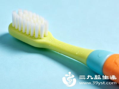 3岁以下孩子手部协调性差,无法灵活操作电动牙刷,且口腔黏膜娇嫩,手动牙刷更易控制力度 3岁以下孩子手部协调性差,无法灵活操作电动牙刷,且口腔黏膜娇嫩,手动牙刷更易控制力度