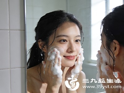 每天早晚用温和的洁面产品清洁面部,去除皮肤表面多余油脂和灰尘 每天早晚用温和的洁面产品清洁面部,去除皮肤表面多余油脂和灰尘