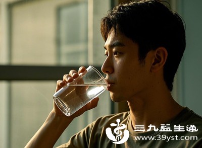 脾胃虚弱、容易腹胀的人群,可饭后半小时再少量喝水 脾胃虚弱、容易腹胀的人群,可饭后半小时再少量喝水